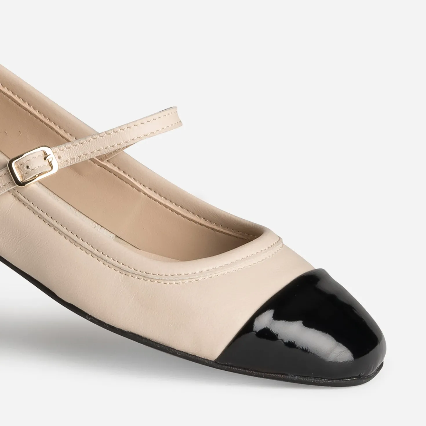 Babies écru cuir bout noir verni