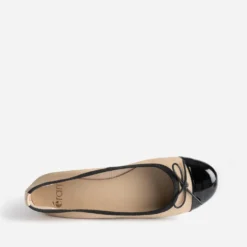 Ballerine beige en cuir à petit nœud