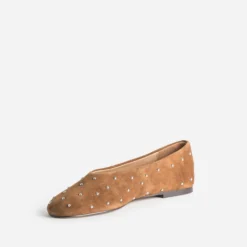 Ballerine camel cuir velours décor clous