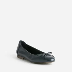 Ballerine marine avec nœud