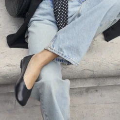 Ballerine noire cuir décolleté couvrant