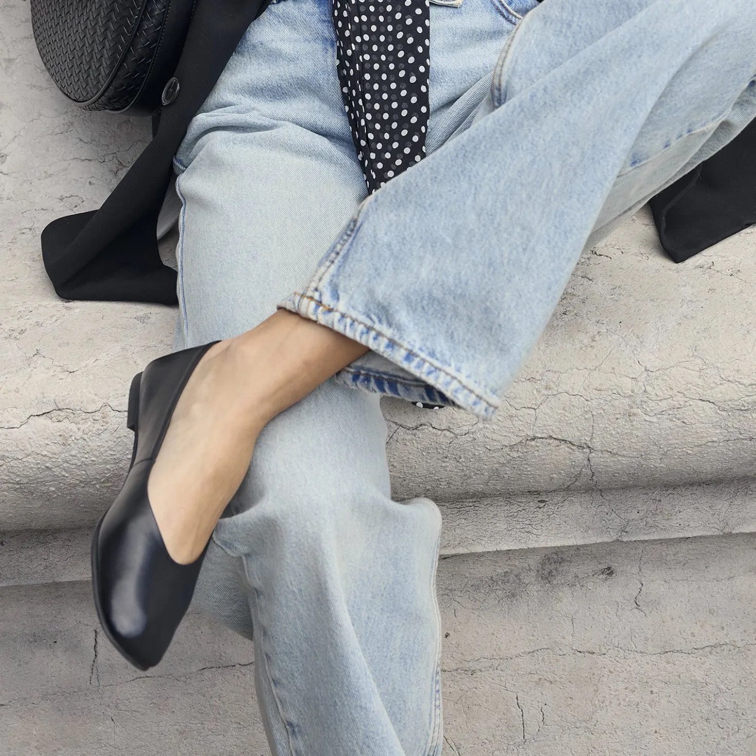 Ballerine noire cuir décolleté couvrant