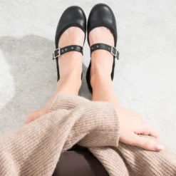 Ballerine noire en cuir avec bride à œillet