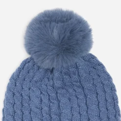 Bonnet bleu tricot à torsades et pompon