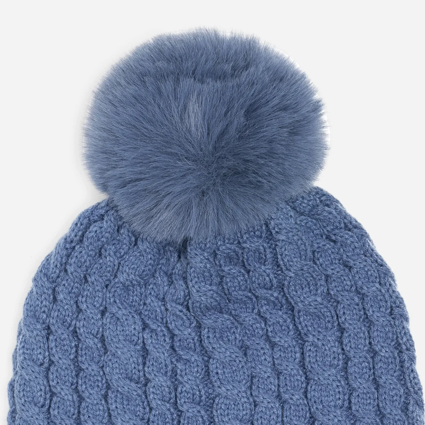 Bonnet bleu tricot à torsades et pompon
