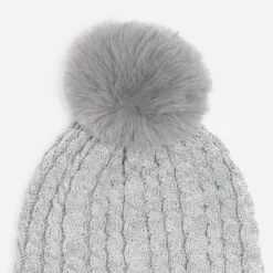Bonnet gris tricot à torsades et pompon