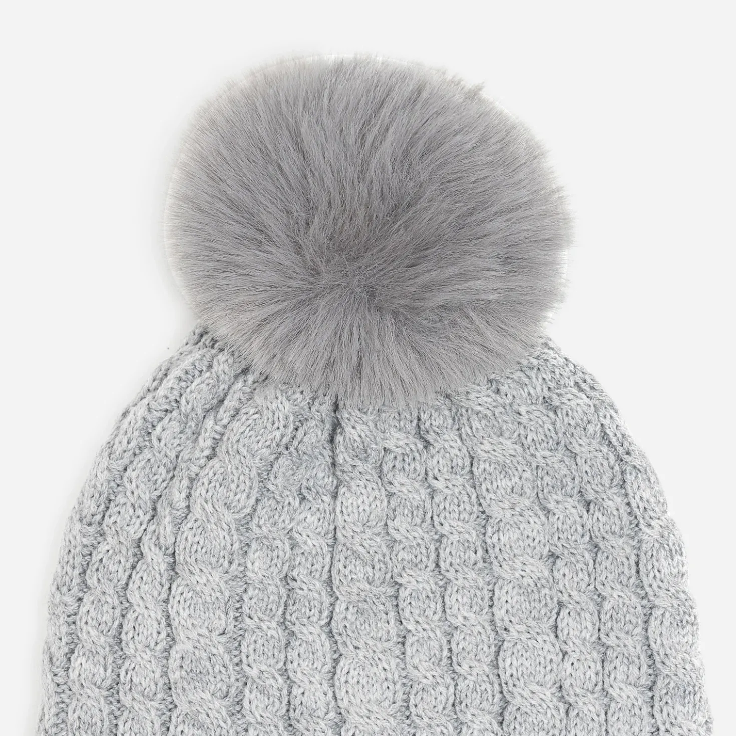 Bonnet gris tricot à torsades et pompon