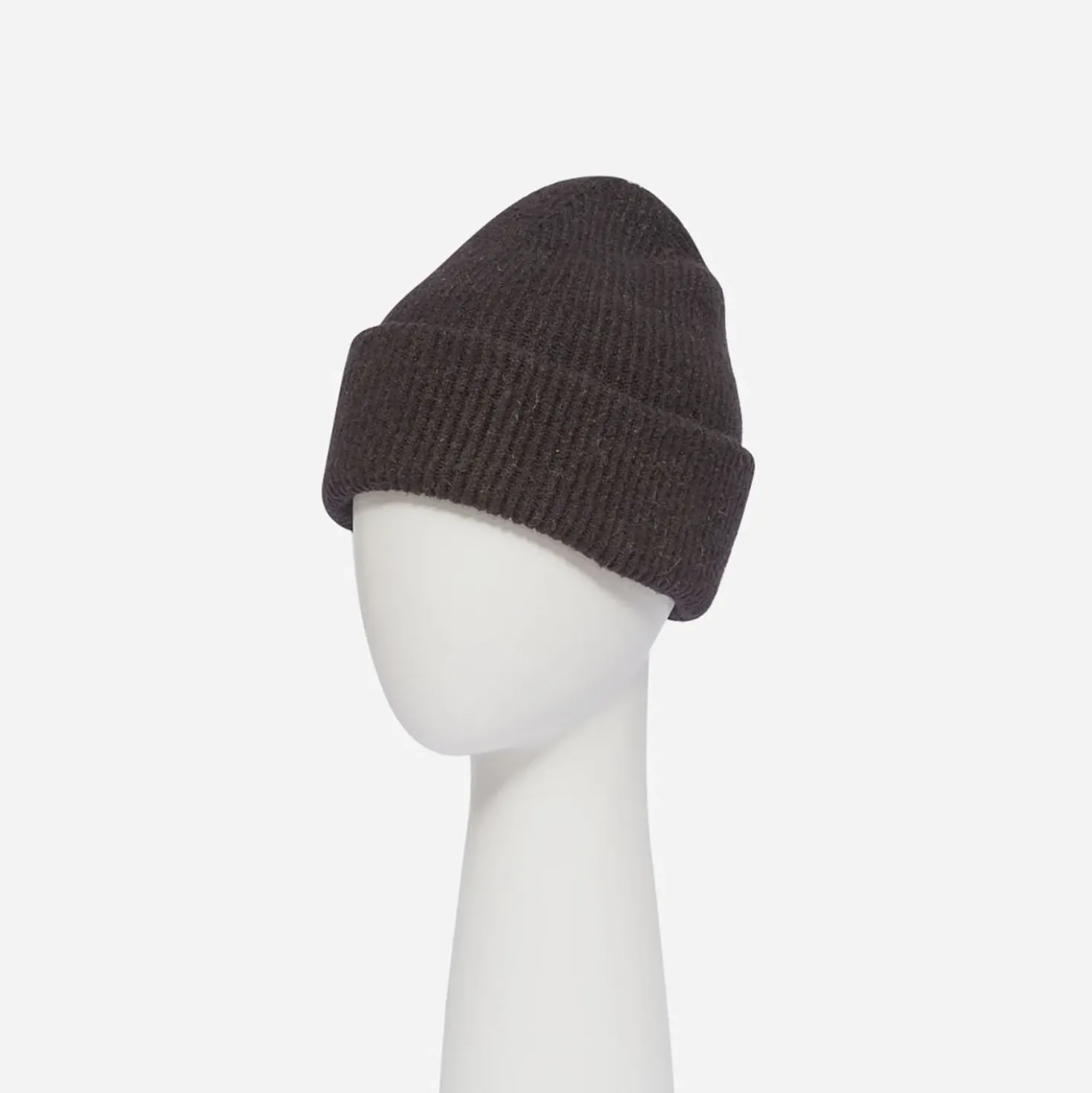 Bonnet noir en maille côtelée à revers
