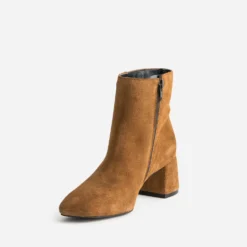 Boots camel en cuir velours à talon flare
