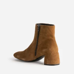 Boots camel en cuir velours à talon flare