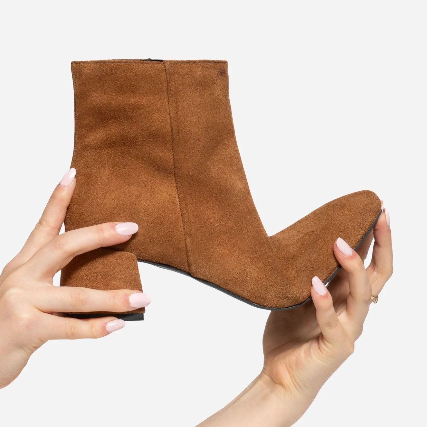 Boots camel en cuir velours à talon flare