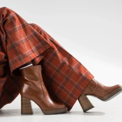 Boots camel à plateforme et talon flare