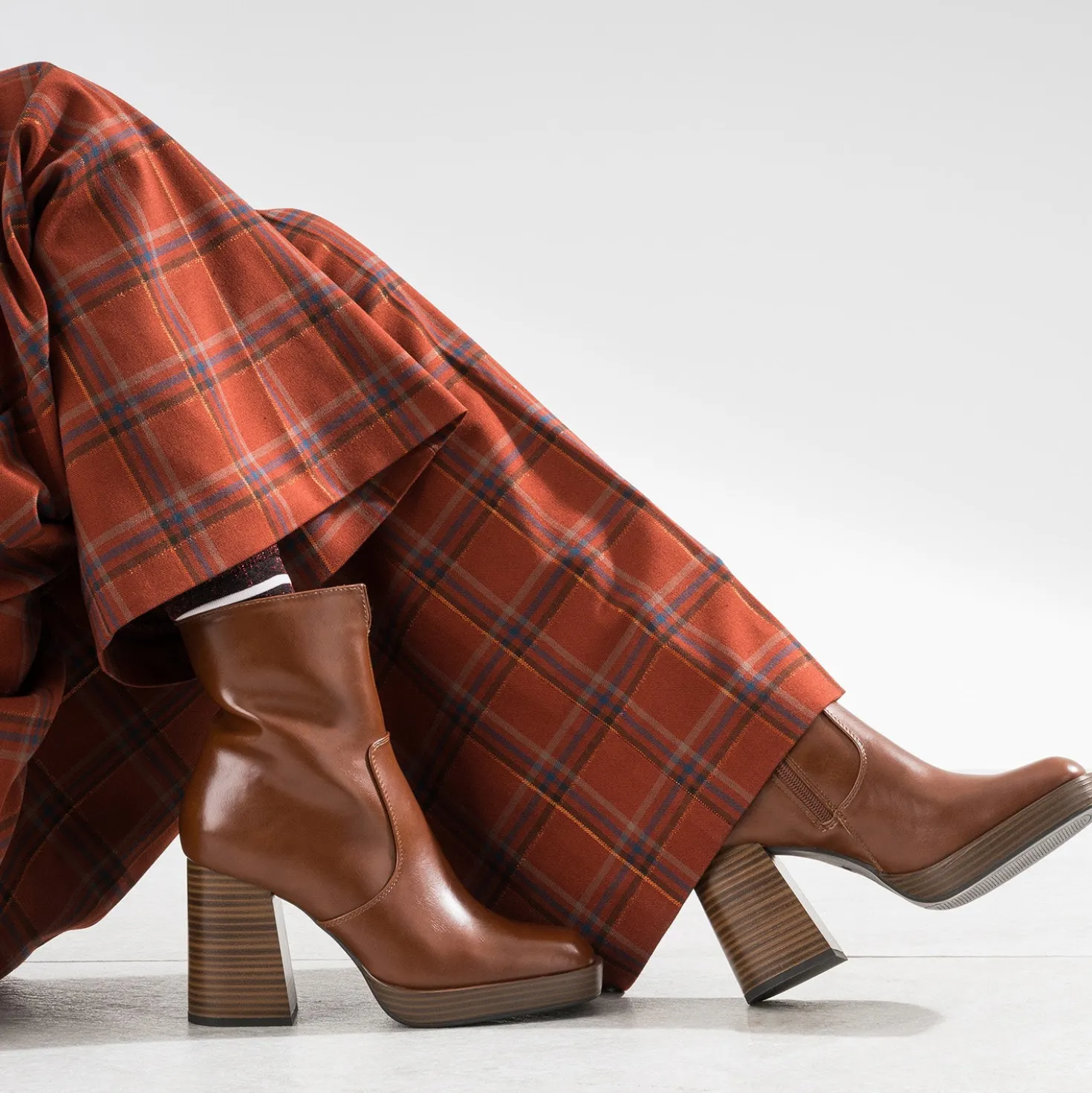 Boots camel à plateforme et talon flare