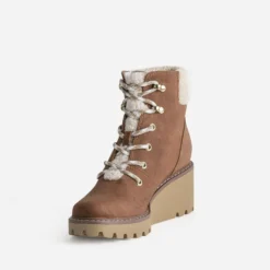 Boots compensés marron esprit montagne