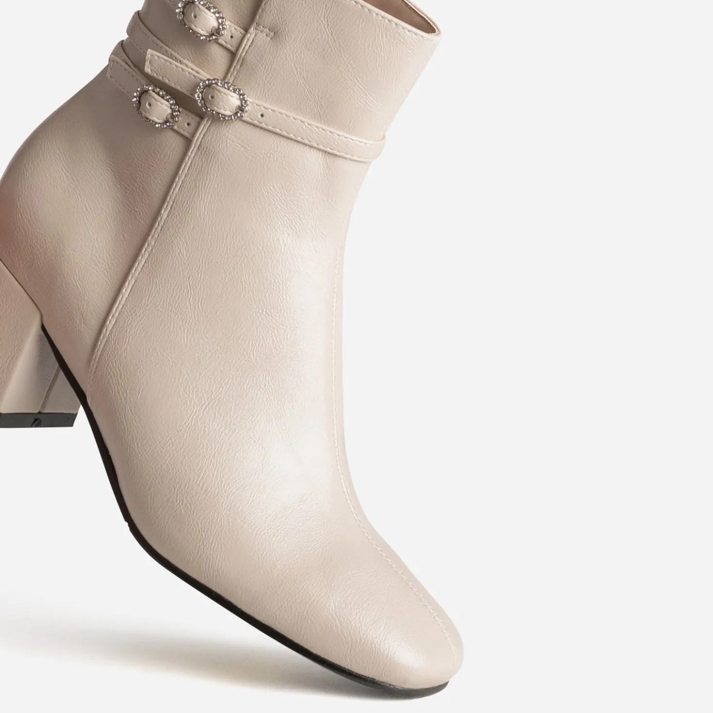 Boots écru trois brides boucles strass