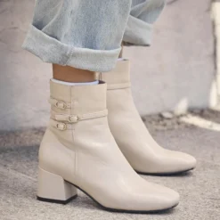 Boots écru trois brides boucles strass