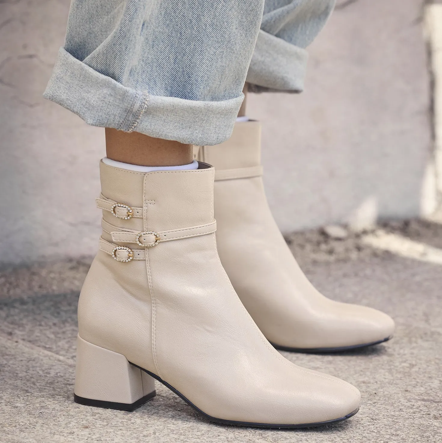 Boots écru trois brides boucles strass
