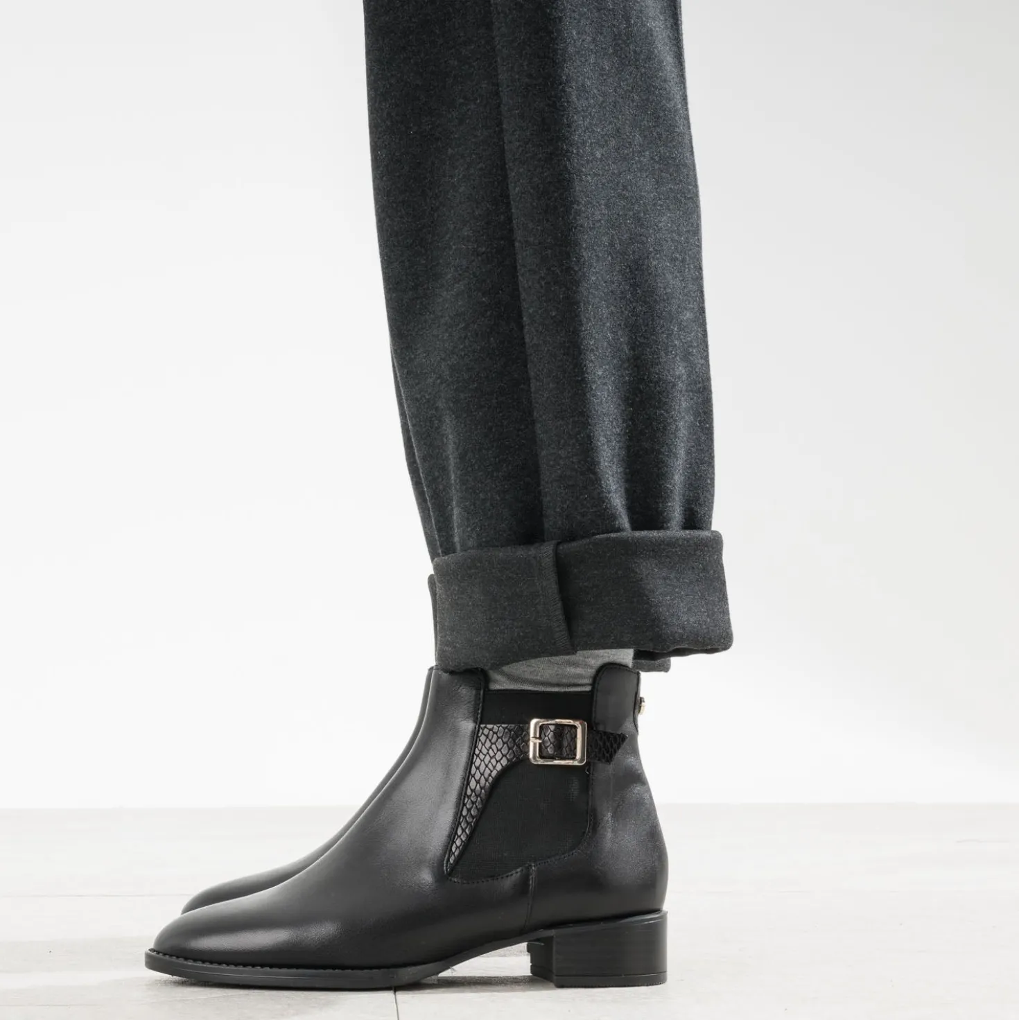 Boots ERAM FLEX noir en cuir détail embossé