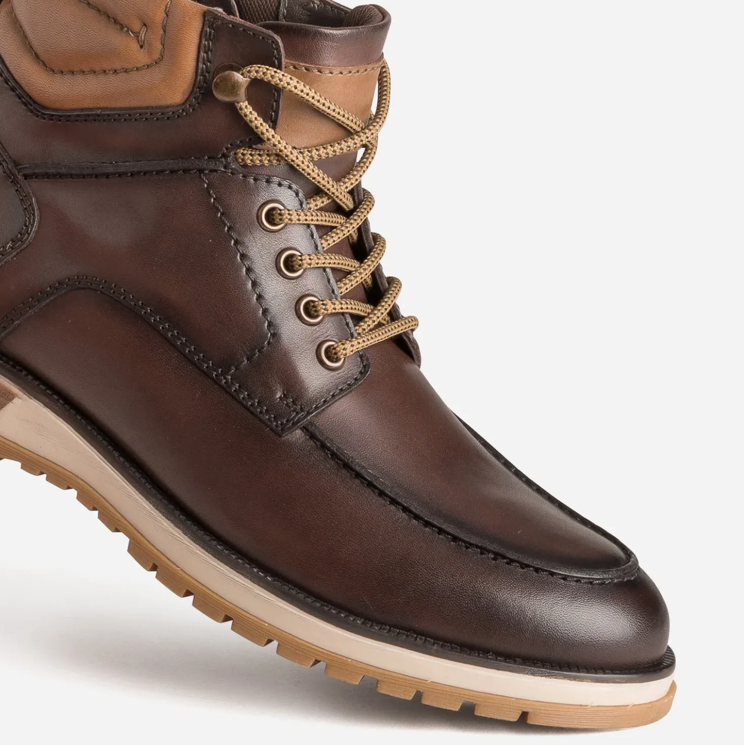 Boots à lacet marron cuir semelle crantée