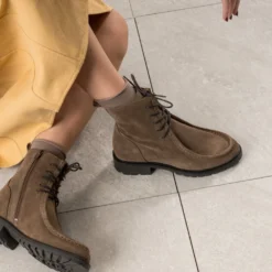Boots à lacet taupe cuir velours semelle crantée