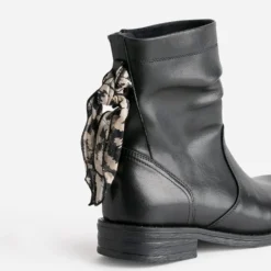 Boots noir cuir décor foulard