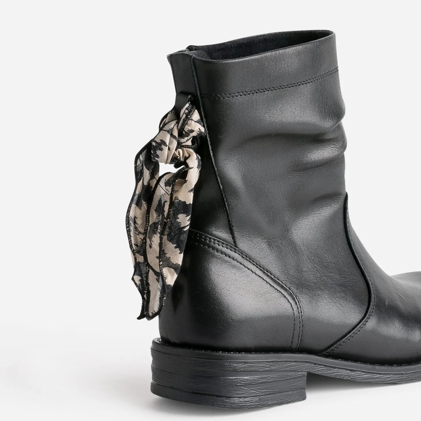 Boots noir cuir décor foulard
