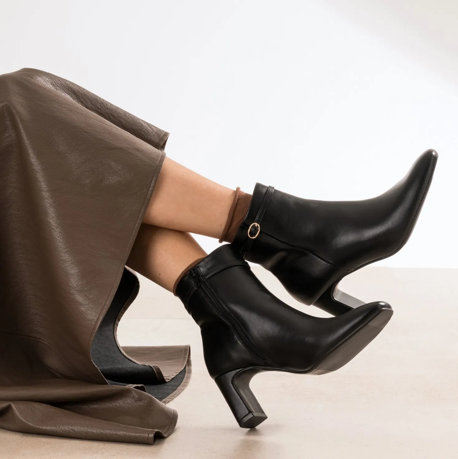 Boots noir cuir à fine bride
