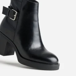 Boots noir décor bride