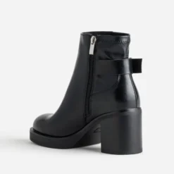 Boots noir décor bride