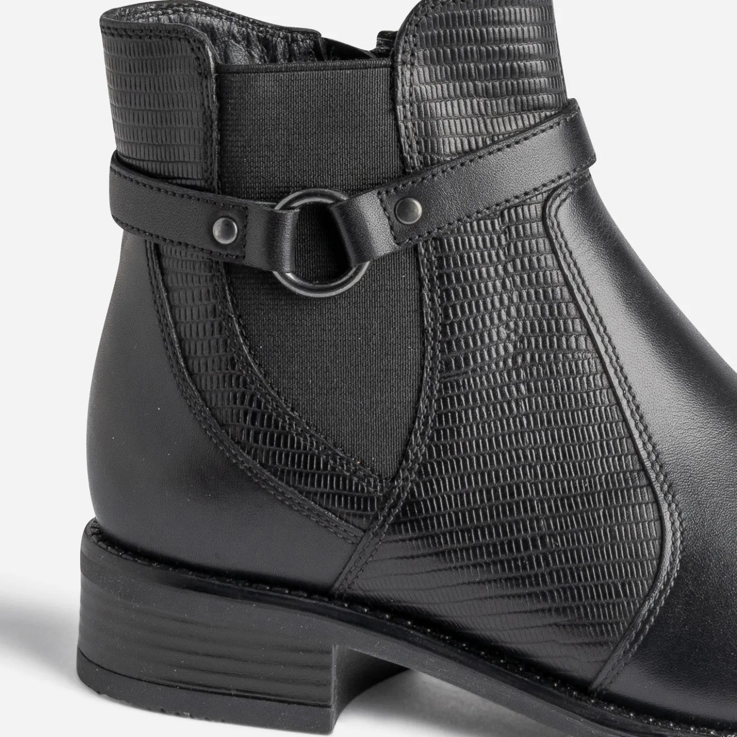 Boots noir en cuir détail effet python