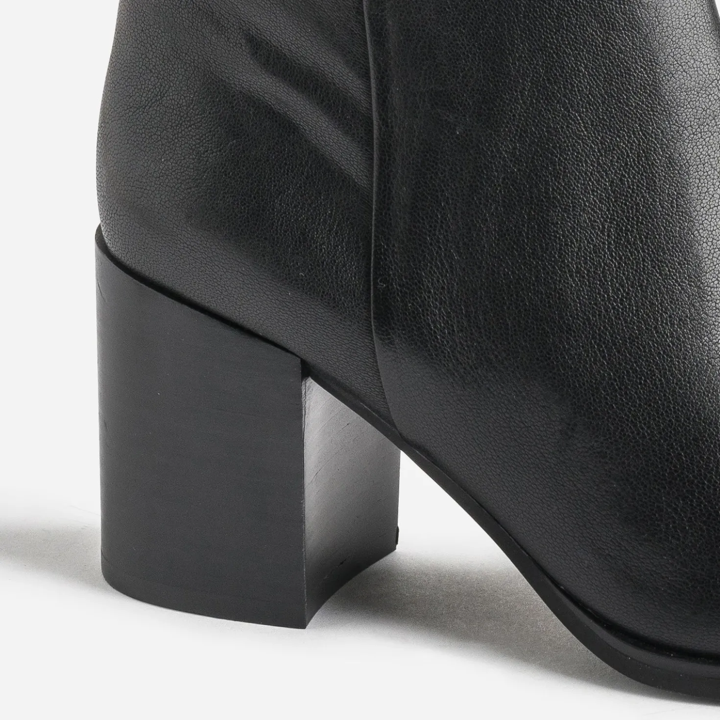 Boots noir en cuir à talon
