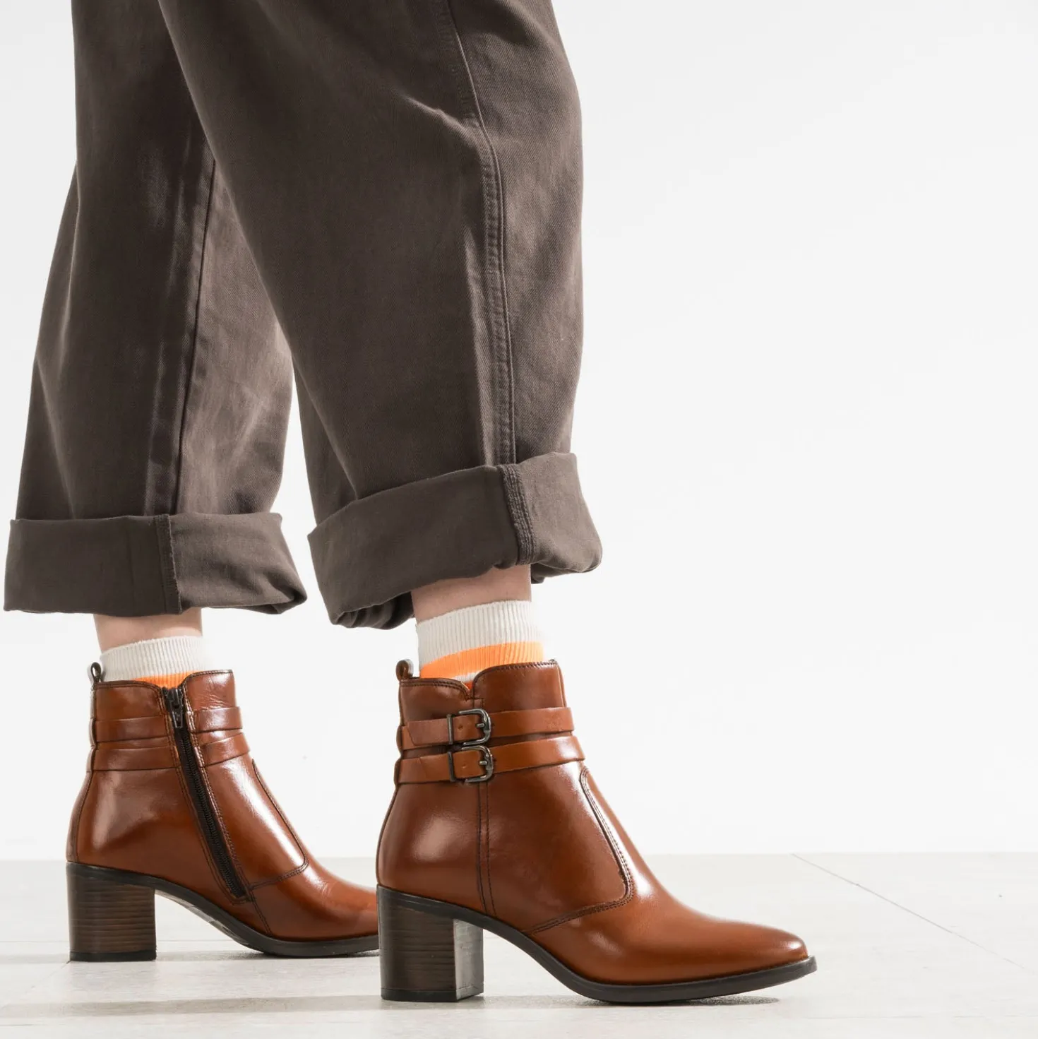 Boots à talon cognac en cuir avec double bride