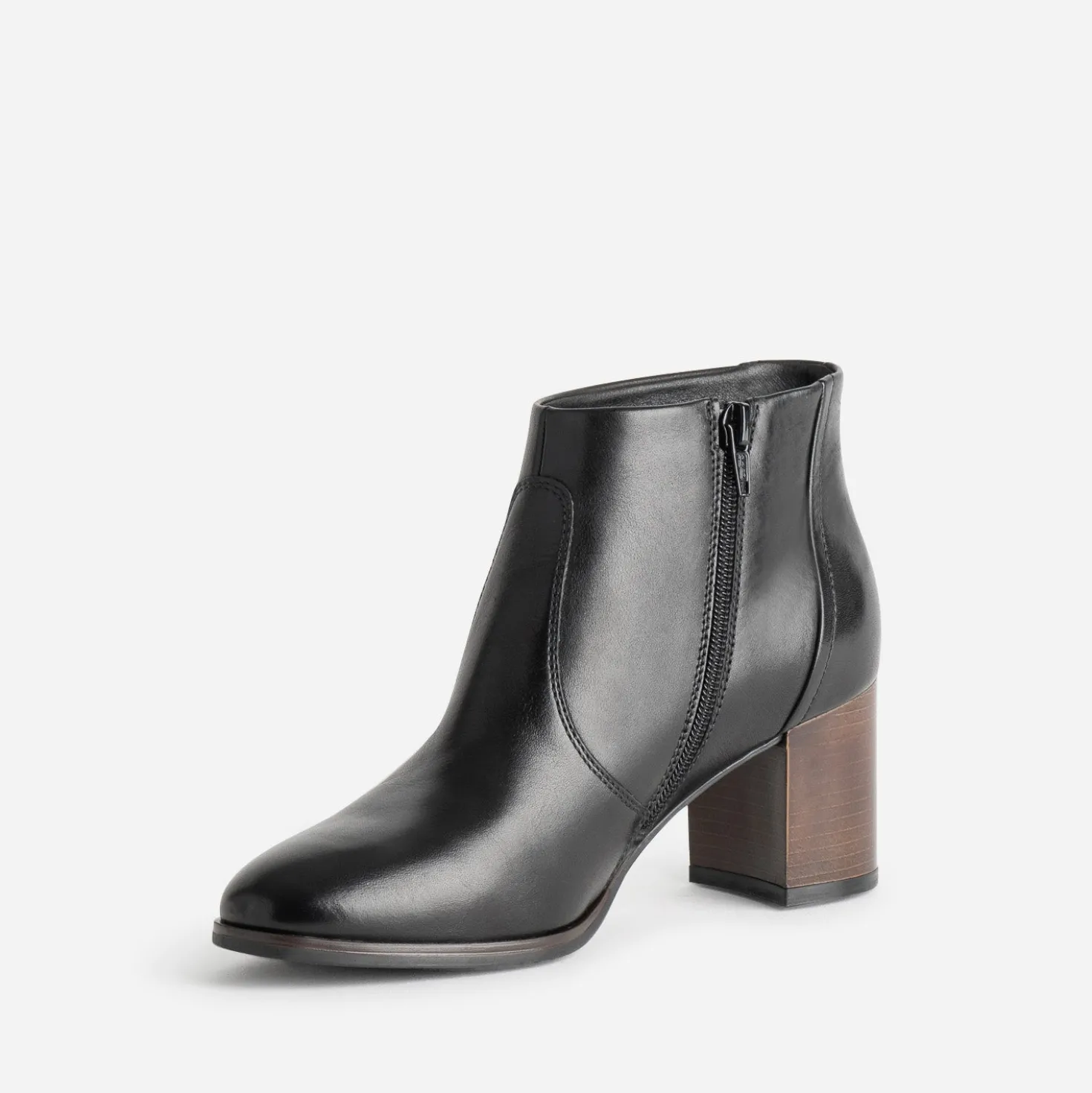 Boots à talon noir cuir détails clous