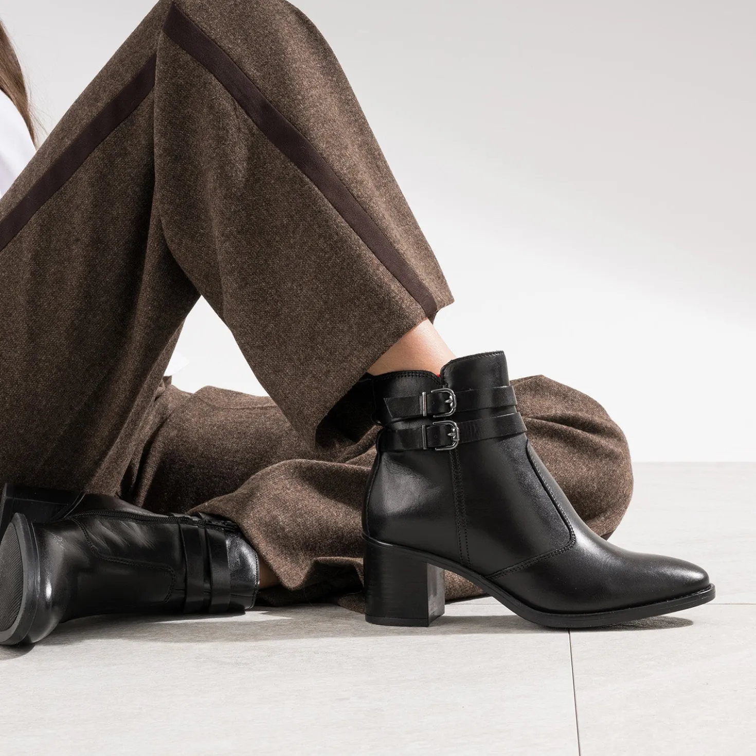 Boots à talon noir en cuir avec double bride