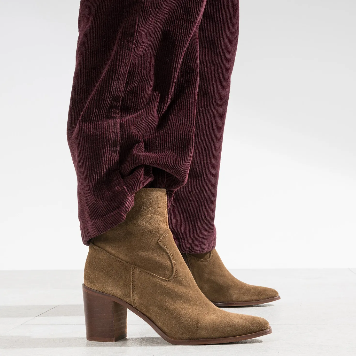 Boots à talon taupe cuir velours