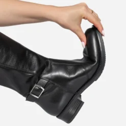 Botte noire avec boucle