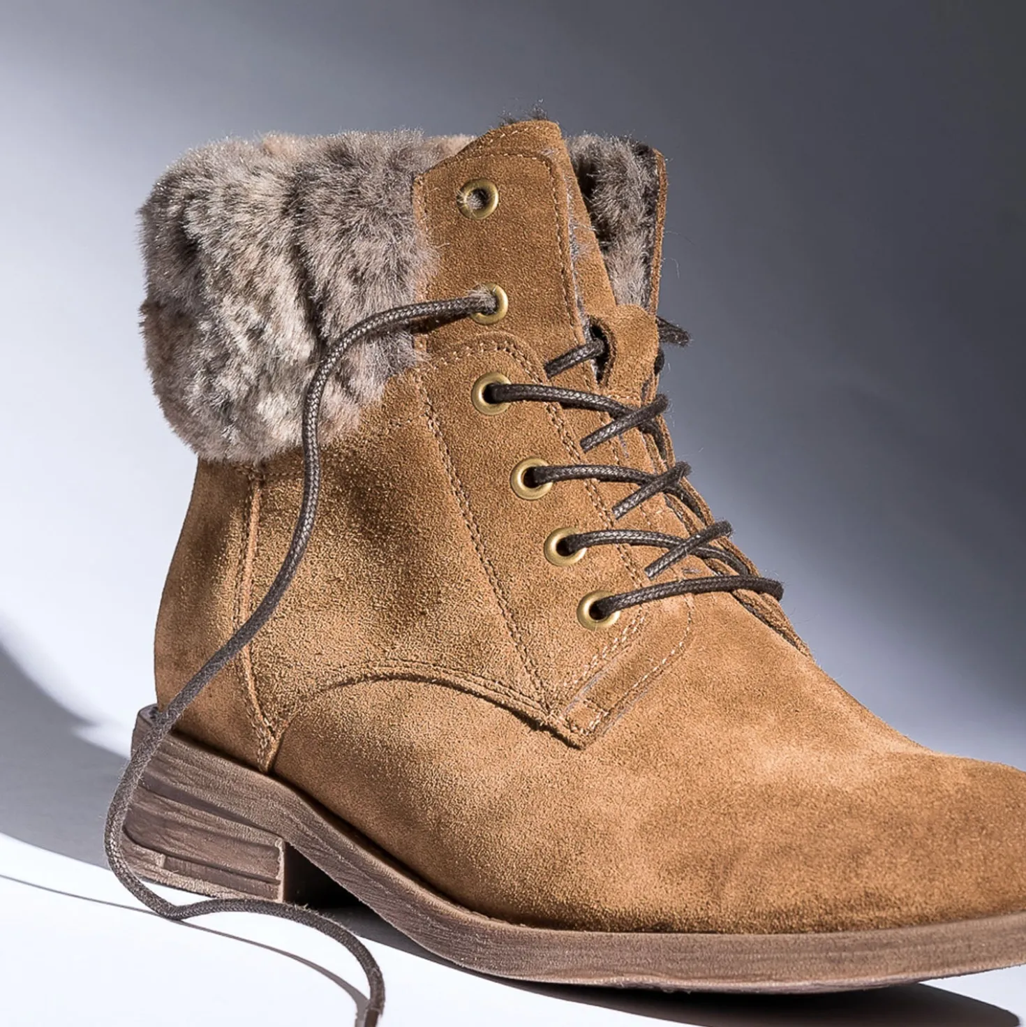 Bottine camel fourrée en cuir velours