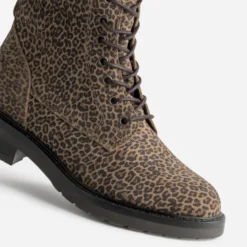 Bottine à lacet beige cuir velours à motif léopard