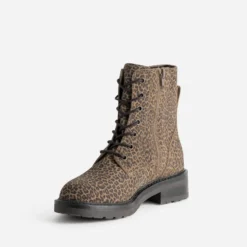 Bottine à lacet beige cuir velours à motif léopard