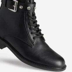 Bottine à lacet noire bride bijou