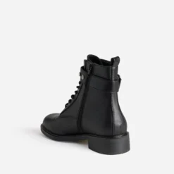 Bottine à lacet noire bride bijou