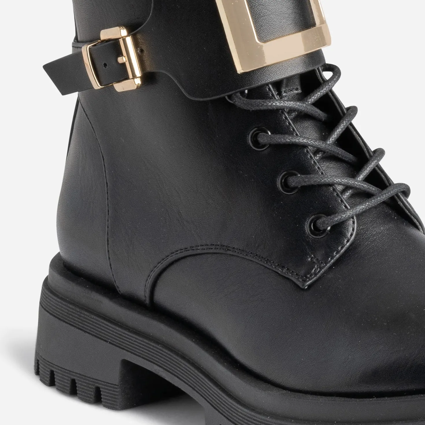 Bottine noire éco-conçue avec boucle