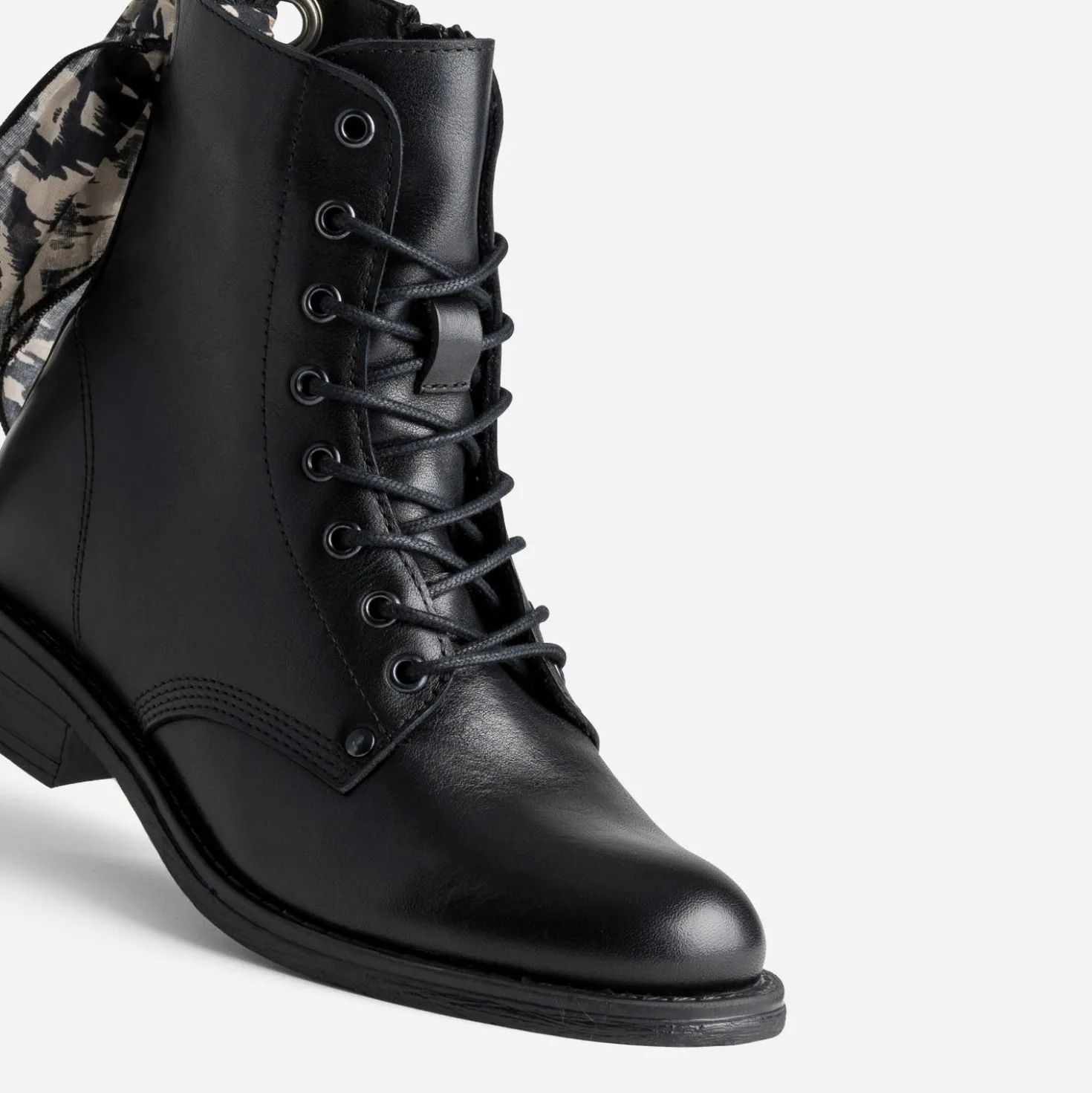 Bottine noire cuir détail ruban