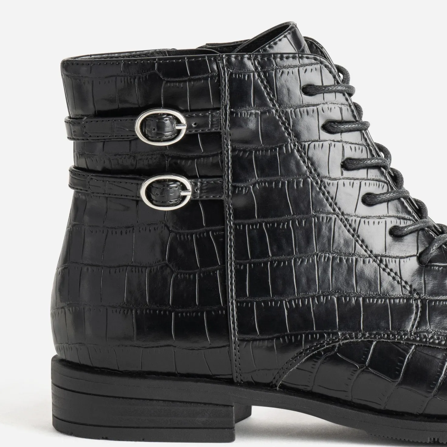 Bottine noire embossée effet croco