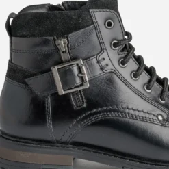 Bottine noire en cuir décor zip et boucle