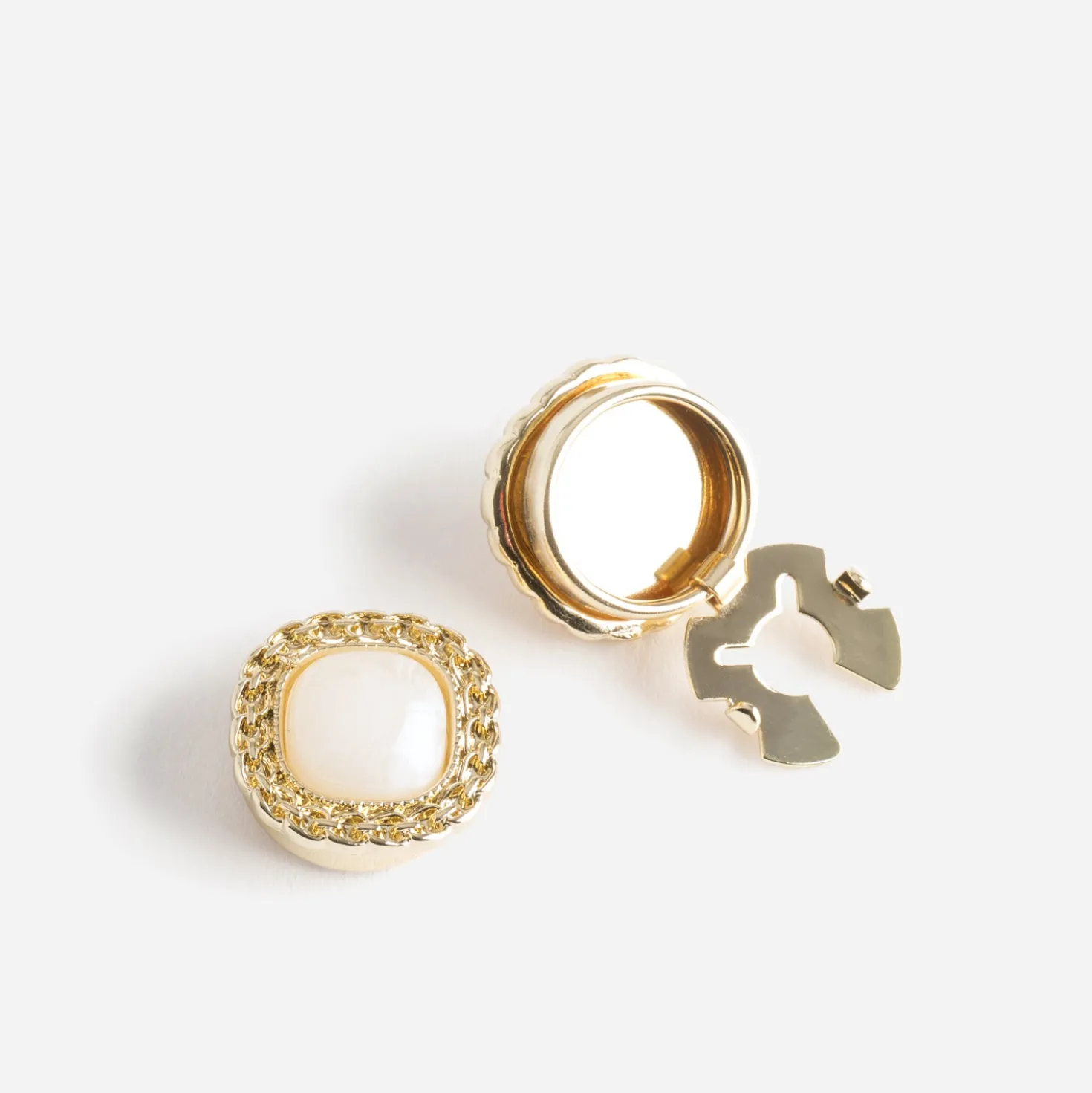 Boutons de manchettes en métal jaune et perles