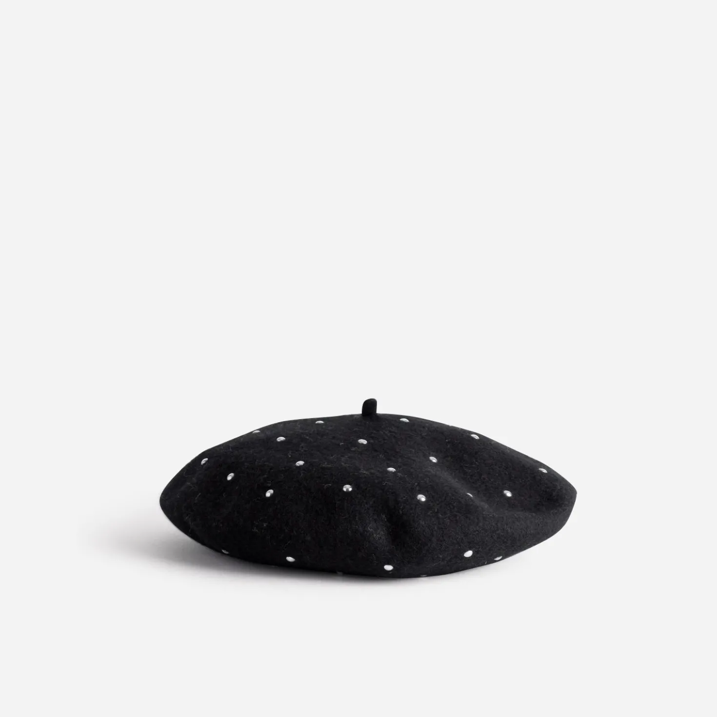 Béret noir décor clous