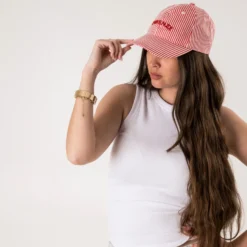 Casquette rouge rayures blanches brodée