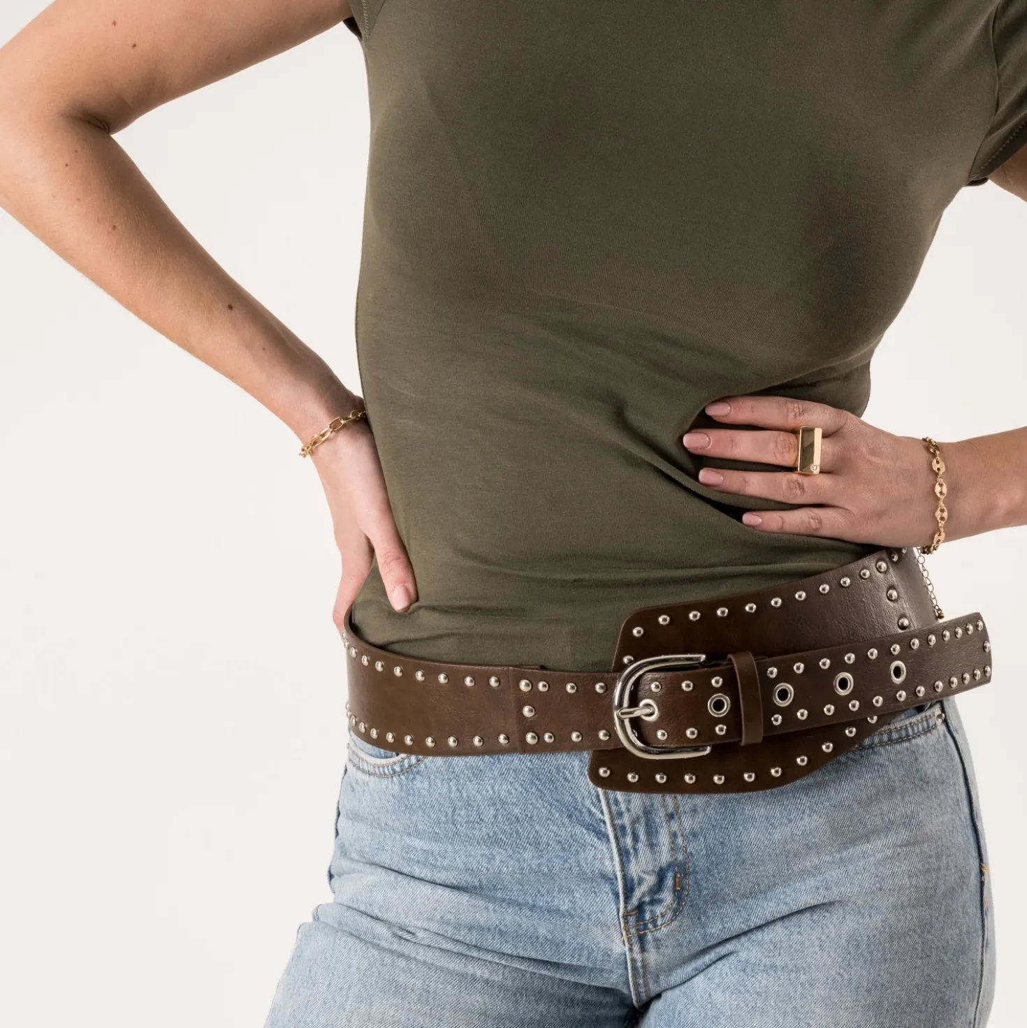Ceinture large marron cloutée