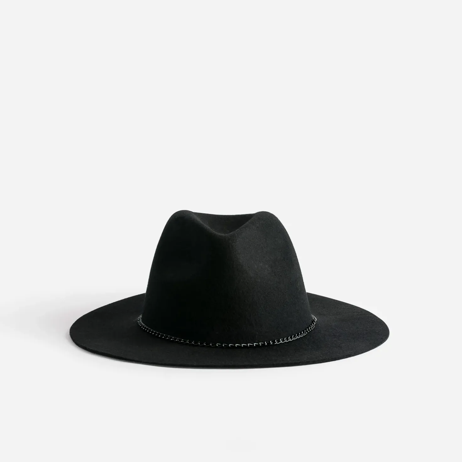 Chapeau noir laine feutrée avec galon-chaînette